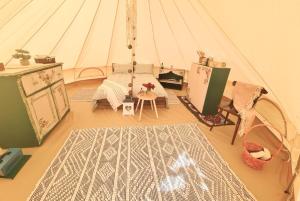 a room with a tent with a table and chairs at The Hunters Glamping in Ciudanoviţa