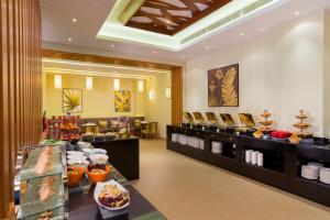 マスカットにあるCentara Muscat Hotel Omanのビュッフェ式レストランを併設しています。