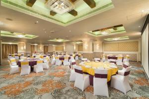 マスカットにあるCentara Muscat Hotel Omanのテーブルと椅子が備わる宴会場 +37枚の写真