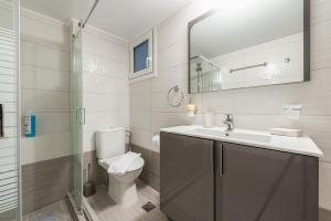 łazienka z toaletą, umywalką i lustrem w obiekcie Elegant Home in Quiet Street by Cloudkeys w Atenach +36 zdjęć