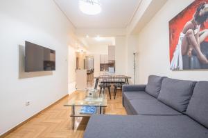 salon z kanapą i stołem w obiekcie Elegant Home in Quiet Street by Cloudkeys w Atenach