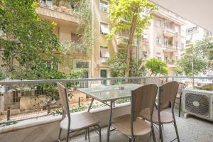 stół i krzesła na balkonie budynku w obiekcie Elegant Home in Quiet Street by Cloudkeys w Atenach