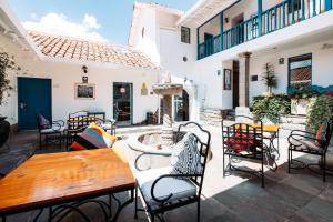 un patio con tavolo e sedie in legno di Tariq Boutique a Cuzco