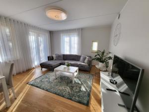 sala de estar con sofá y mesa en City Center Bright Home, en Tallin