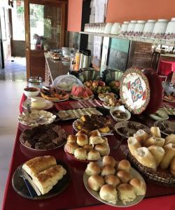 a table topped with lots of different types of food at Chalé Bosque das Pedras in Núcleo Mauá