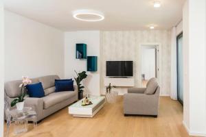 Televízia a/alebo spoločenská miestnosť v ubytovaní Apartments villa Ladini