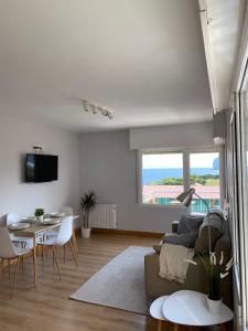 uma sala de estar com um sofá e uma mesa em Mundaka best views house em Mundaka