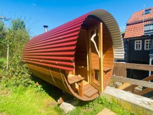 een kleine houten boot bovenop een tuin bij Fewo Heinrichser Markt - 2 Schlafzimmer mit Sauna und Terrasse in Suhl