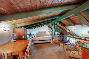 a bedroom with a bed and a wooden ceiling at Knott Lakeview in Bass Lake