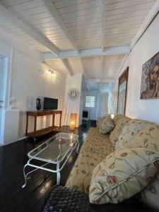 Posezení v ubytování Petit coin de paradis à 5 min Baie Orientale, Idolem résidence unité 7bis - 57 Rue du Mont Vernon 1
