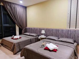 een slaapkamer met 2 bedden in een kamer bij NEW Condo Atlantis Melaka Town @ Memories in Melaka
