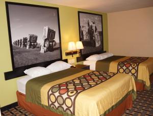 Postel nebo postele na pokoji v ubytování Super 8 by Wyndham Farmers Branch/North Dallas