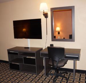 TV a/nebo společenská místnost v ubytování Super 8 by Wyndham Farmers Branch/North Dallas