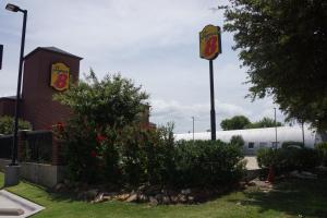 Zahrada ubytování Super 8 by Wyndham Farmers Branch/North Dallas