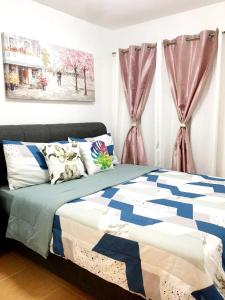 One Oasis By Paseo de Corazon Residence tesisinde bir odada yatak veya yataklar