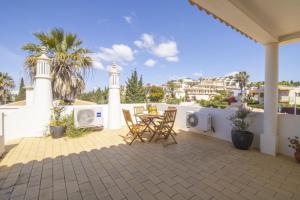 patio con mesa y sillas en el balcón en Apartamento Jacadi en Ferragudo