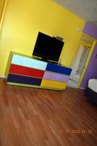 TV a/nebo společenská místnost v ubytování 9 Palms Inn