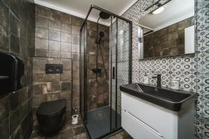 a bathroom with a sink and a shower at Ponte Porton Dining & lodging in Grožnjan
