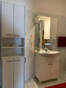 Kúpeľňa v ubytovaní Apartment ELENA 40 m2 with beautiful wide sea views 3 stars