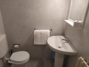 Koupelna v ubytování Doge Inn + 27 fotografií