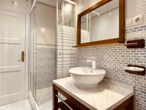 A bathroom at Quiet and Cozy Downtown Apartment Még 1 kép