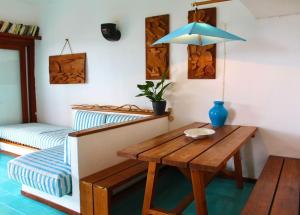 a room with a table and a bench with a blue vase at Casa vacanze il Mirto - Golfo di Marinella in Porto Rotondo