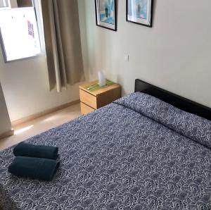 - une chambre avec un lit et une couette bleue dans l'établissement Apartment la Puntilla del Mar, à Las Palmas de Gran Canaria