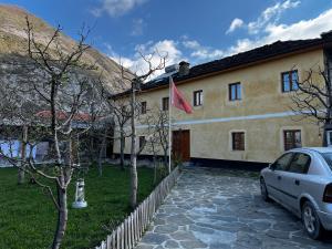 une maison avec une voiture garée devant elle dans l'établissement Guest House Sabriu, à Rabdisht