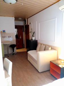 uma sala de estar com um sofá branco e uma mesa em Apartment Tarita em Herceg-Novi