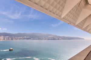 een balkon met uitzicht op de oceaan bij Fiesta Americana Acapulco Villas in Acapulco