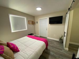 a bedroom with a bed with a pink blanket on it at Cerrado in El Porvenir