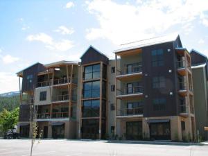 um grande edifício de apartamentos num parque de estacionamento em Penthouse Mountain Haven with Community Spa Room em Kellogg