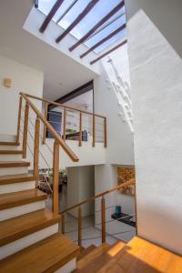 una escalera en una casa con tragaluz en Marival Distinct Luxury Residences & World Spa All Inclusive, en Nuevo Vallarta 