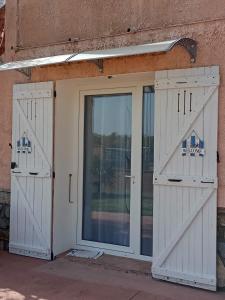 2 portes sur le côté d'un bâtiment dans l'établissement Un Nid Douillet en bord de plage !!, à Lucciana