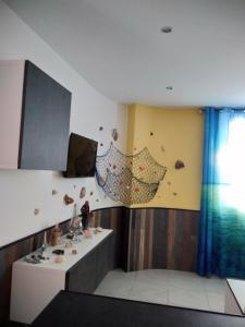 Cette chambre dispose d'un comptoir avec des rochers sur le mur. dans l'établissement Un Nid Douillet en bord de plage !!, à Lucciana