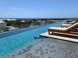 Bazén v ubytování KAAB South Beach - Beautiful Big Studio - Rooftop pool ocean view nebo v jeho okolí
