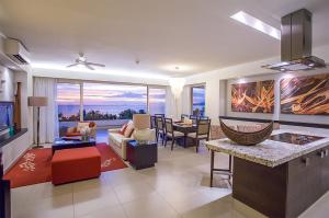 sala de estar con sofá y comedor en Marival Distinct Luxury Residences & World Spa All Inclusive, en Nuevo Vallarta 