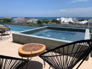 Bazén v ubytování KAAB South Beach - Beautiful Big Studio - Rooftop pool ocean view nebo v jeho okolí