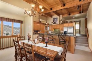 uma sala de jantar e cozinha com mesa e cadeiras em 229 Faraway The Ridge #35 condo em Snowmass Village