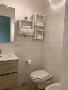 ein weißes Bad mit einem WC und einem Waschbecken in der Unterkunft La Pelliccia in Bari