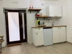 A kitchen or kitchenette at La Pelliccia