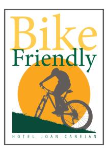 un logo per ciclisti con una persona in bicicletta di Hotel Juan Canejan a Les