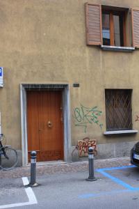 - un bâtiment avec une porte marron et des graffitis dans l'établissement Affittacamere V Torre V Nigrisoli a Porta San Vitale, à Bologne 20 autres photos