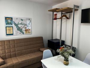 uma sala de estar com um sofá e uma mesa em ALAUDAE APARTAMENTOS em Mérida