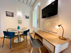 Televiisor ja/või meelelahutuskeskus majutusasutuses L'Angolo dei Poeti (The Poets' Corner)