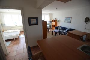 sala de estar con mesa y sofá en Ferienwohnung Soling, en Alt Reddevitz