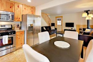 een keuken en een woonkamer met een tafel en apparatuur bij Miztec Manor in South Lake Tahoe