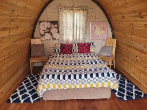 um quarto com uma cama grande num quarto em Shannon Estuary Glamping em Effernan