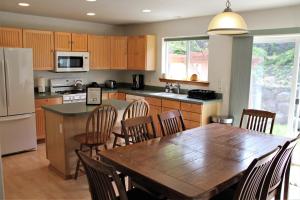 cocina con mesa de madera y sillas de madera en Hood River Family Vacation Home en Hood River