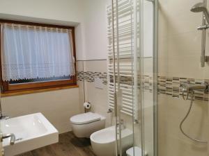 W łazience znajduje się toaleta, umywalka i prysznic. w obiekcie App. Monte Pore - Agriturismo La Majon w mieście Colle Santa Lucia